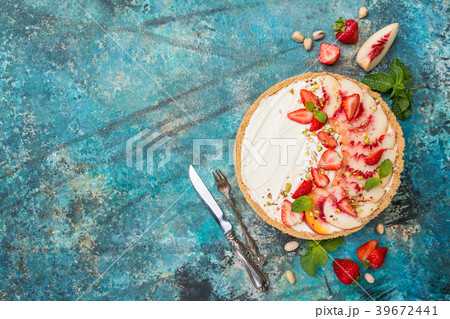 Delicious Tart with peaches and strawberries Delicious Tart with peaches and strawberries 39672441