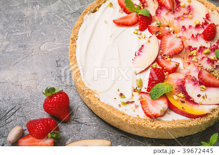 Delicious Tart with peaches and strawberries Delicious Tart with peaches and strawberries 39672445