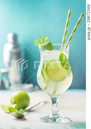Mojito cocktail with lime and mint 39672568