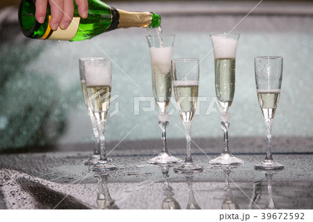 glasses of champagne 39672592