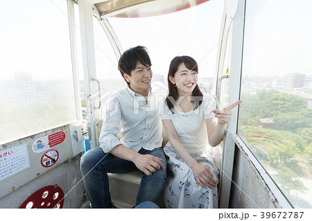 観覧車に乗るカップルの写真素材 観覧車に乗るカップルの写真素材