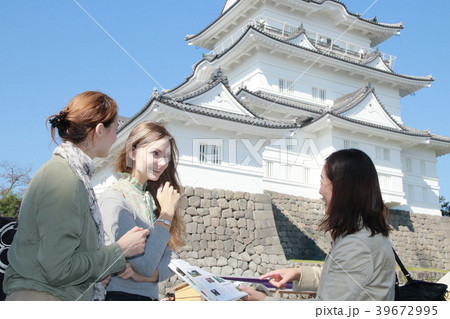外国人観光客に日本の城を説明する日本人 39672995
