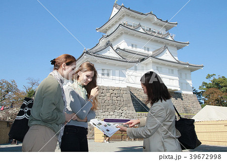 外国人観光客に日本の城を説明する日本人 外国人観光客に日本の城を説明する日本人 39672998