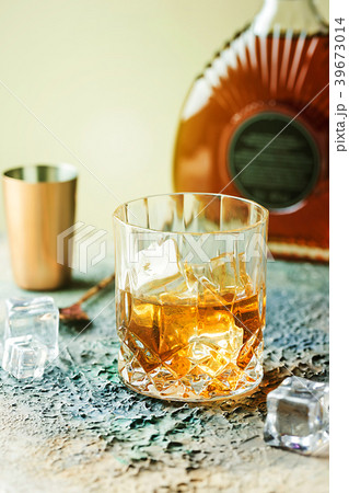 Glass of scotch whiskey 39673014