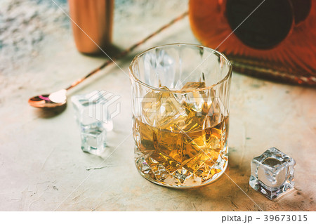 Glass of scotch whiskey 39673015