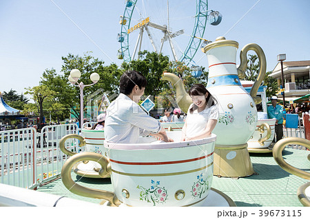 遊園地で遊ぶカップル 39673115