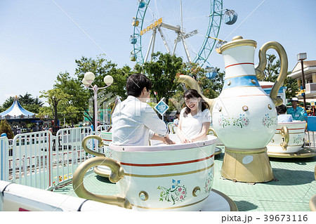遊園地で遊ぶカップルの写真素材
