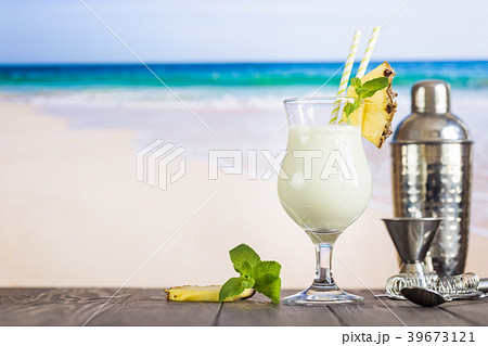 Cold pina colada cocktail 39673121