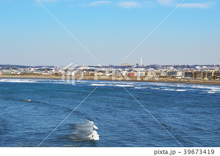 鵠沼海岸と藤沢市の街並みの写真素材