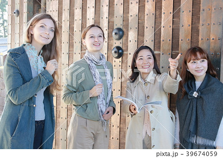 外国人に日本の城を説明する日本人 外国人に日本の城を説明する日本人 39674059