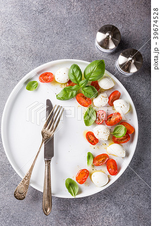 Delicious caprese salad 39674528