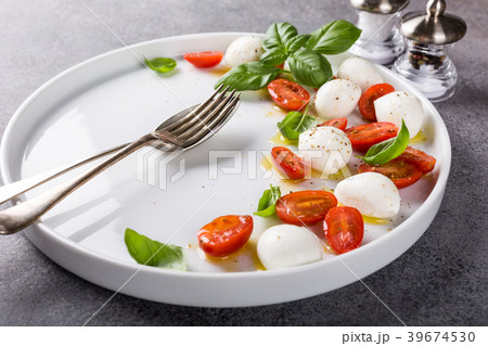 Delicious caprese salad 39674530