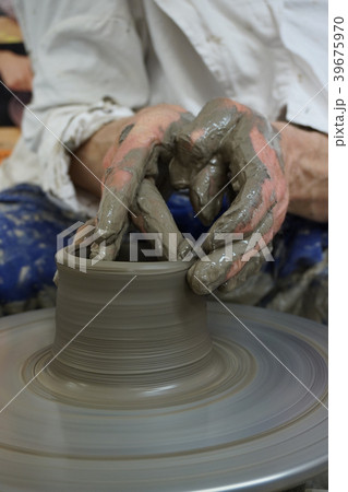 making throwing pottery 39675970