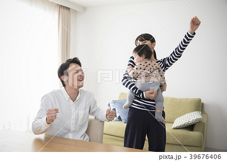 幸せ家族・赤ちゃんと両親 幸せ家族・赤ちゃんと両親 39676406