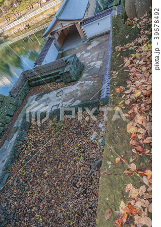 秋の福井城跡の山里口御門跡の風景 39678492