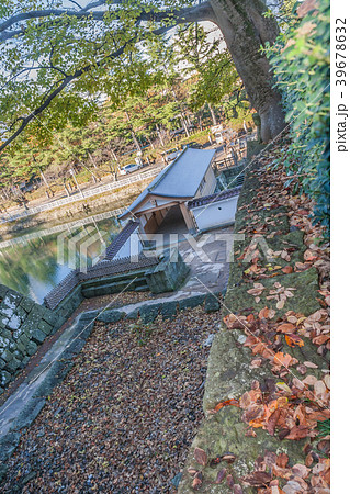 秋の福井城跡の山里口御門跡の風景 39678632