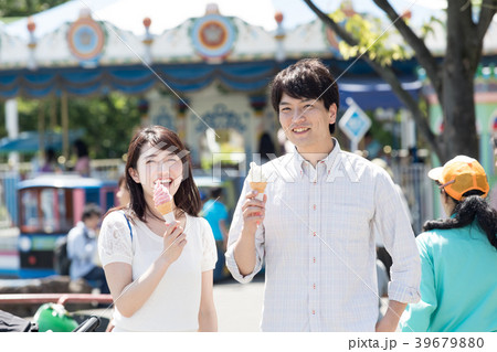 遊園地でデートをするカップル 39679880