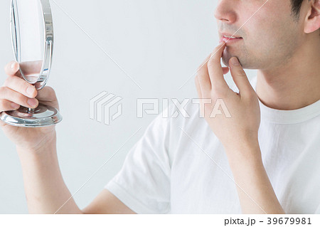 髭を気にする男性 髭を気にする男性 39679981