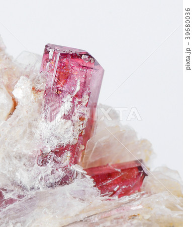 Gemstone red tourmaline rubellite 39680036