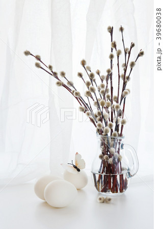 Willow branches and Easter eggs 39680038