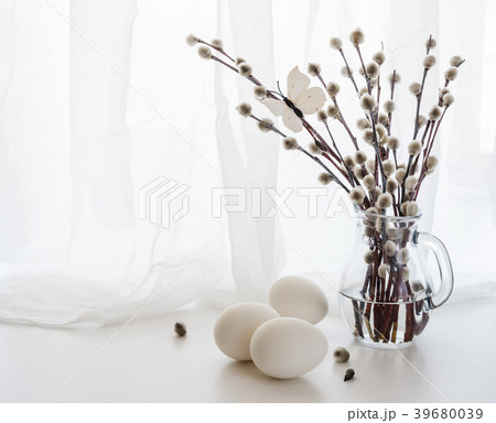 Willow branches and Easter eggs 39680039