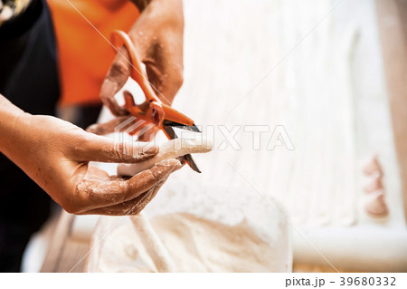Woman hands cut white marshmallow 39680332