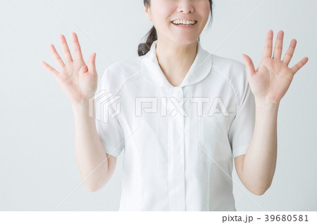 びっくりする白衣の女性 39680581