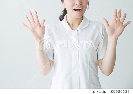びっくりする白衣の女性 39680582