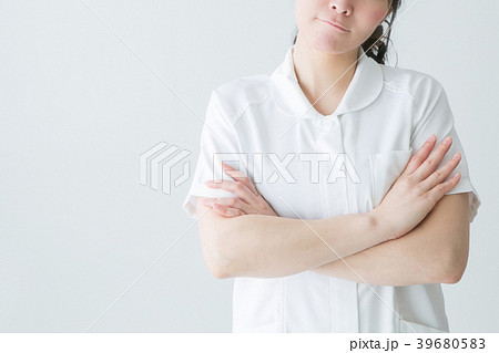 考える白衣の女性 39680583