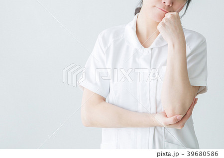 悩みをかかえる白衣の女性 悩みをかかえる白衣の女性 39680586