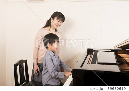 ピアノの先生と生徒 39680619