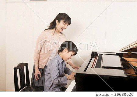 ピアノの先生と生徒 ピアノの先生と生徒 39680620