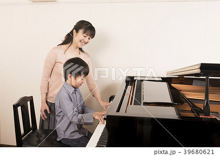 ピアノの先生と生徒 ピアノの先生と生徒 39680621