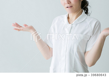 あきれる白衣の女性 あきれる白衣の女性 39680643