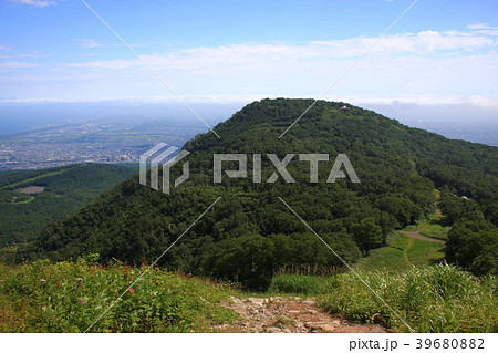 夏の手稲山登山道から見るネオパラ山 39680882