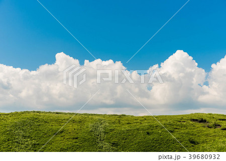 阿蘇の草原と青空と入道雲 39680932