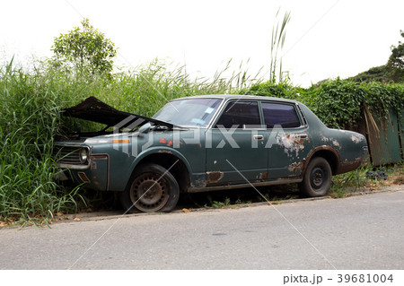 Old borken and rusty car on the road 39681004