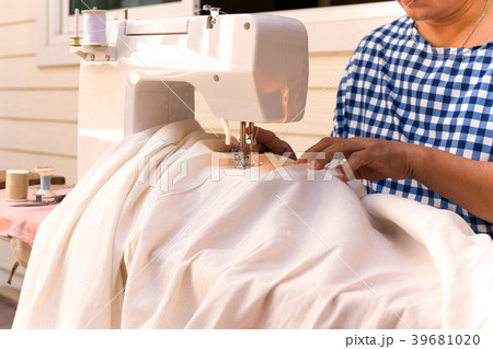 Woman's sewing linen cotton with sewing machine 39681020