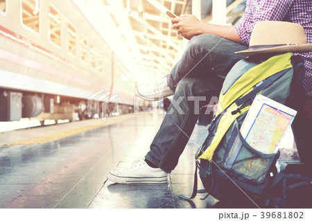 Young man traveler with Wearing sunglasses 39681802