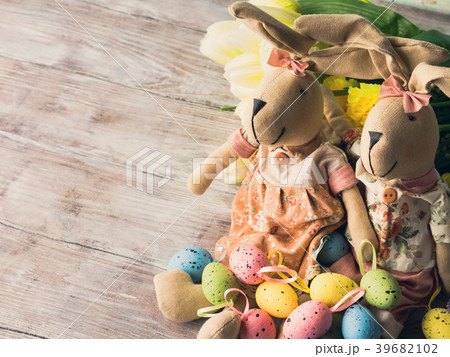 Easter greeting card with bunnies 39682102