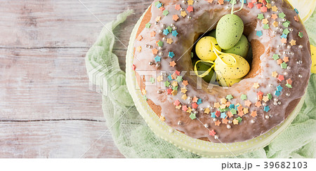 Easter cake with frosting, sprinkles and eggs 39682103