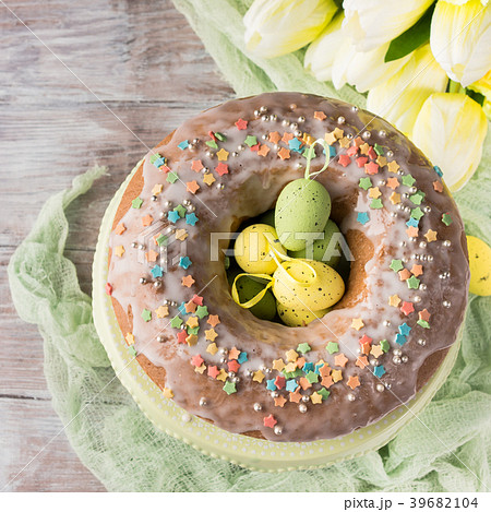 Easter cake with frosting, sprinkles and eggs 39682104