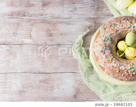 Easter cake with frosting, sprinkles and eggs 39682105