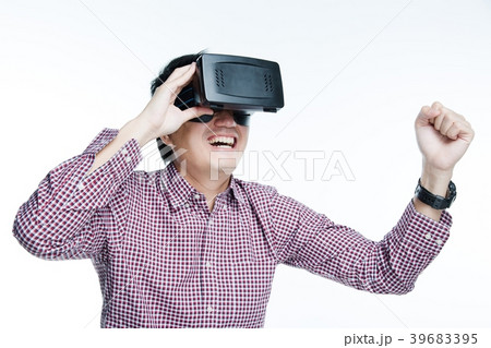 Man wearing virtual reality goggles 39683395