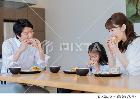 若い家族、食事、食卓 39687647