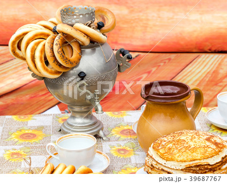 Traditional russian samovar with tasty bagels Traditional russian samovar with tasty bagels 39687767