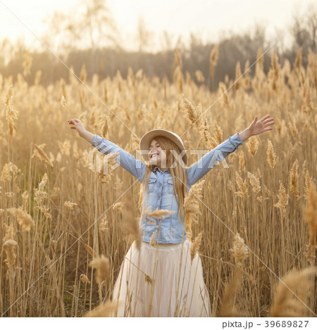 Happy young attractive girl in a hat walking 39689827
