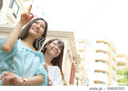 女性ポートレート【買い物・ショッピング・観光】 女性ポートレート【買い物・ショッピング・観光】 39690565