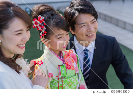 若い家族、女の子、七五三、屋外 若い家族、女の子、七五三、屋外 39690809