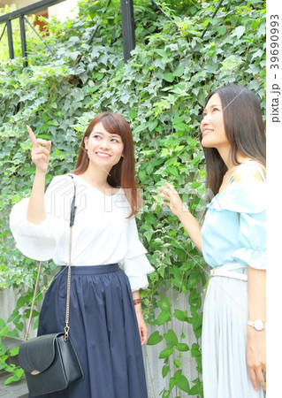 会話する女性 【私服・休日・買い物】 39690993